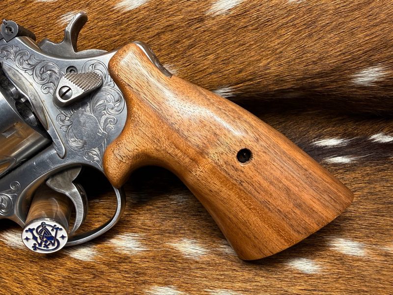 Smith & Wesson High Grade Walnut S&W Bear Hug Grips (ROUND N FRAME) Smith & Wesson High Grade Walnut S&W Bear Hug Grips (ROUND N FRAME)