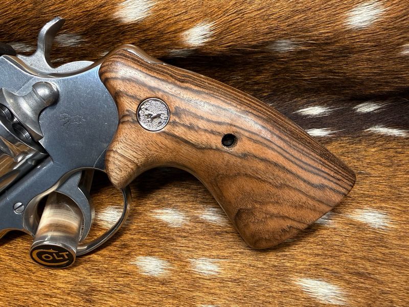 TGW Colt Python Bear Hug Grips - High-Grade Hand-Select Walnut Grips with Medallions TGW Colt Python Bear Hug Grips - High-Grade Hand-Select Walnut Grips with Medallions