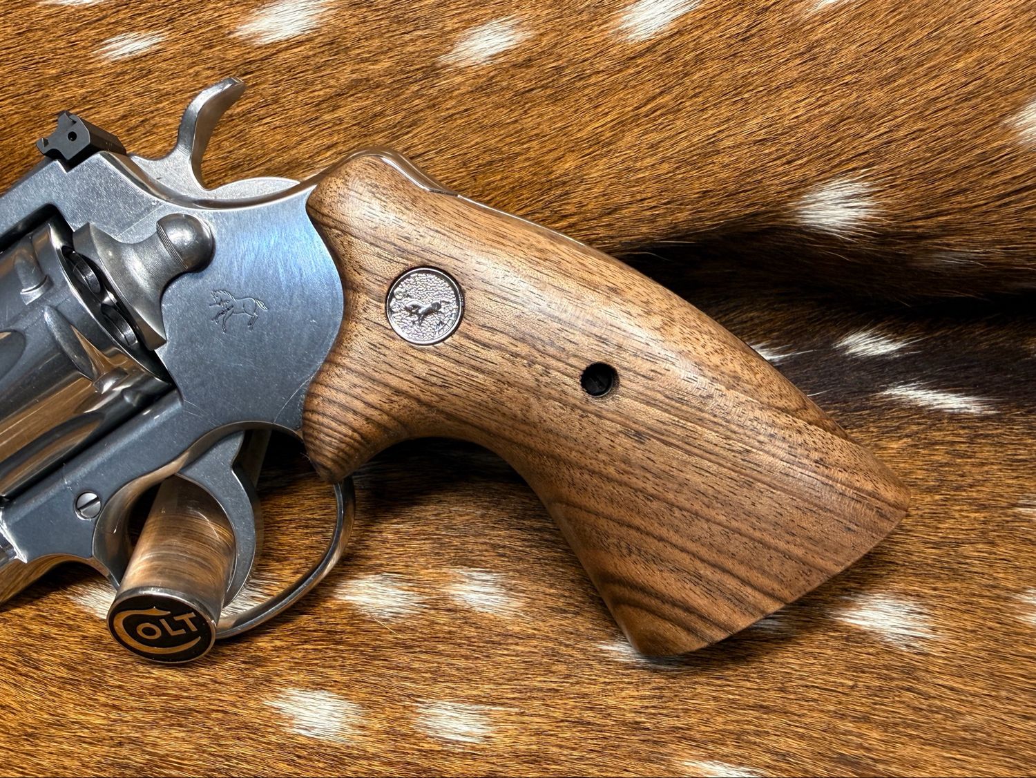 TGW Colt Python Bear Hug Grips - High-Grade Hand-Select Walnut Grips with Medallions TGW Colt Python Bear Hug Grips - High-Grade Hand-Select Walnut Grips with Medallions