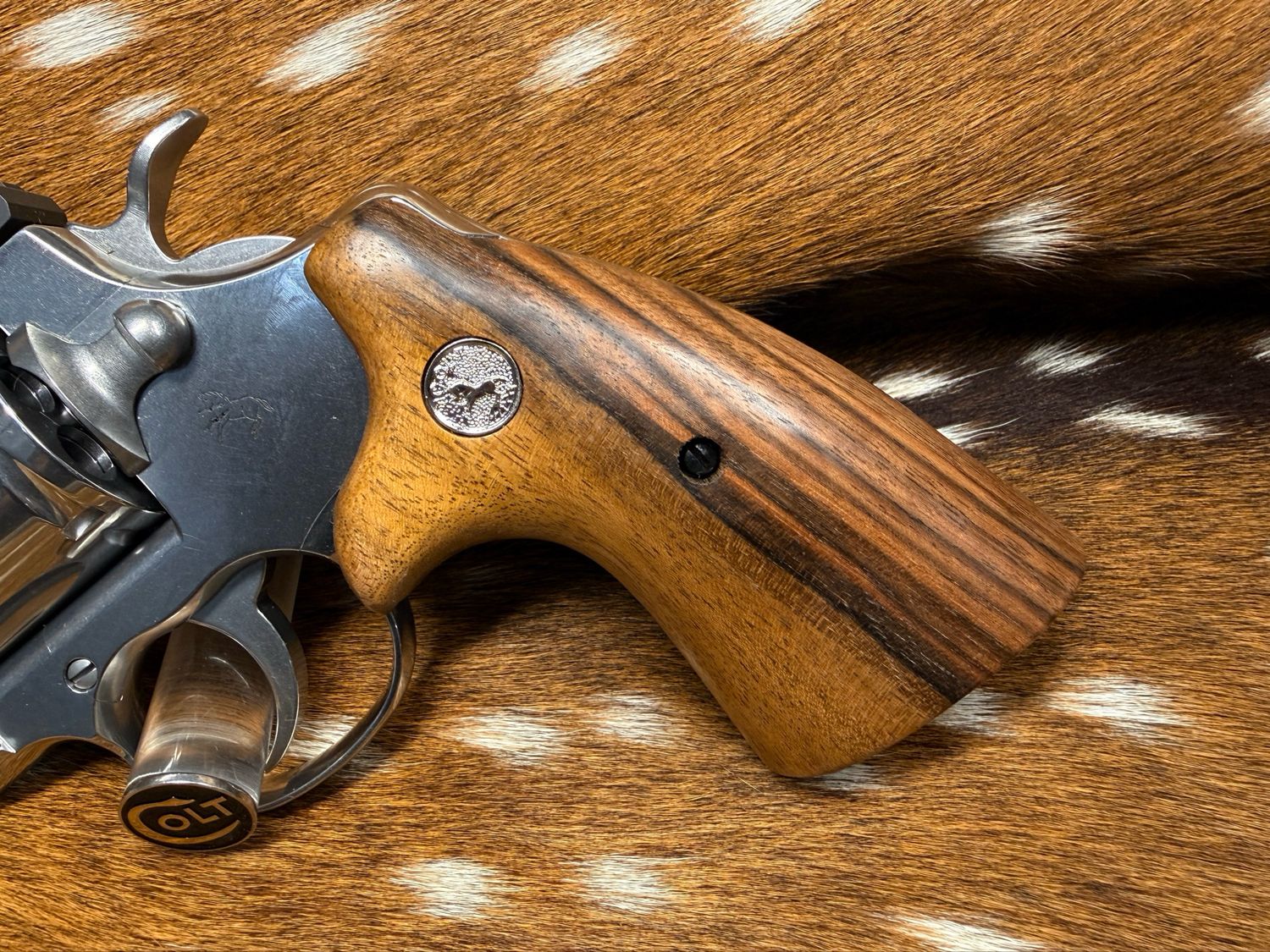 ​TGW Colt Python Bear Hug Grips - High-Grade Hand-Select Walnut Grips with Medallions