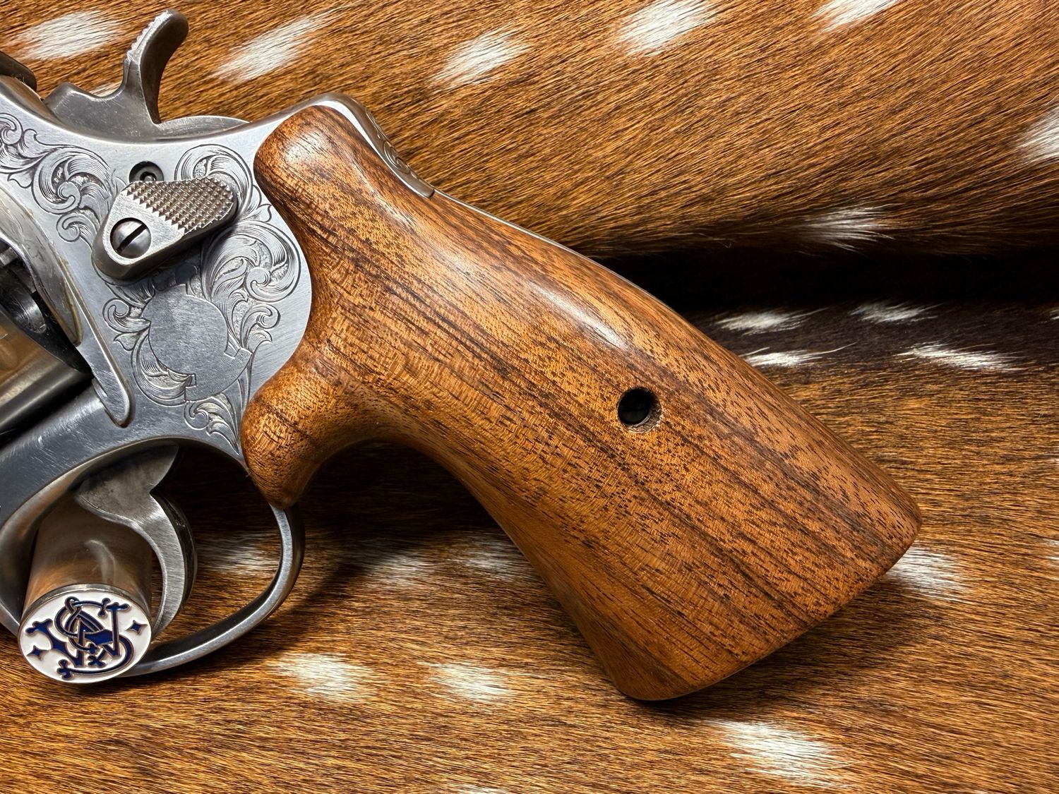 Smith & Wesson High Grade Hand Select Walnut S&W Bear Hug Grips (ROUND N FRAME)