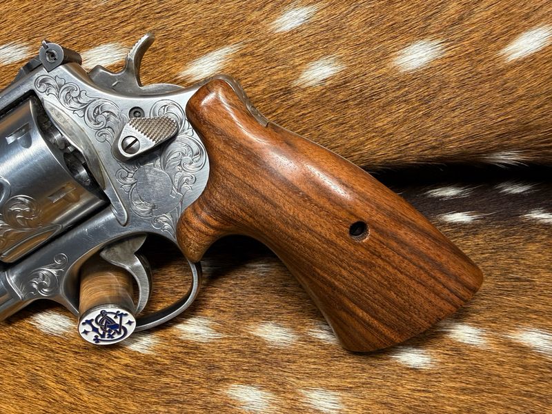 Smith & Wesson High Grade Hand Select Walnut S&W Bear Hug Grips (ROUND N FRAME) Smith & Wesson High Grade Hand Select Walnut S&W Bear Hug Grips (ROUND N FRAME)