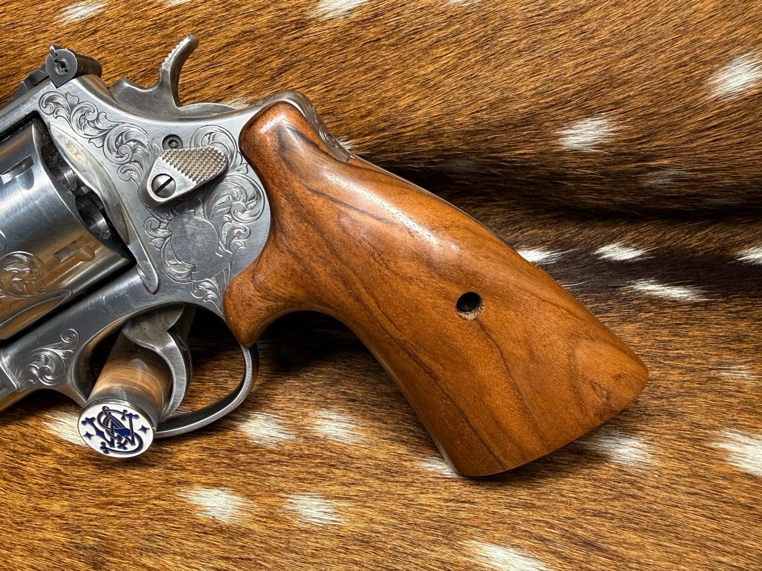 Smith & Wesson High Grade Walnut S&W Bear Hug Grips (ROUND N FRAME) Smith & Wesson High Grade Walnut S&W Bear Hug Grips (ROUND N FRAME)