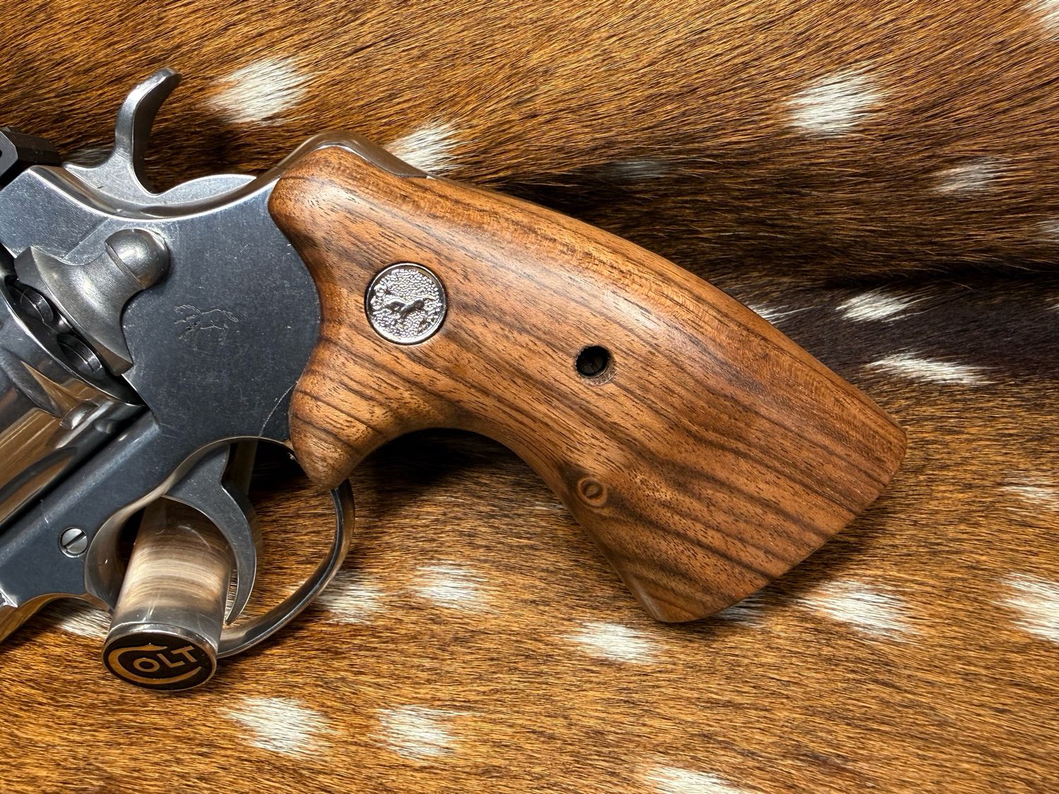 ​TGW Colt Python Bear Hug Grips - High-Grade Hand-Select Walnut Grips with Medallions
