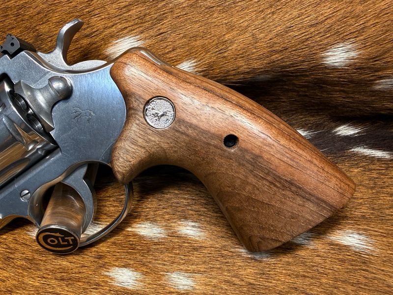 TGW Colt Python Bear Hug Grips - High-Grade Hand-Select Walnut Grips with Medallions TGW Colt Python Bear Hug Grips - High-Grade Hand-Select Walnut Grips with Medallions