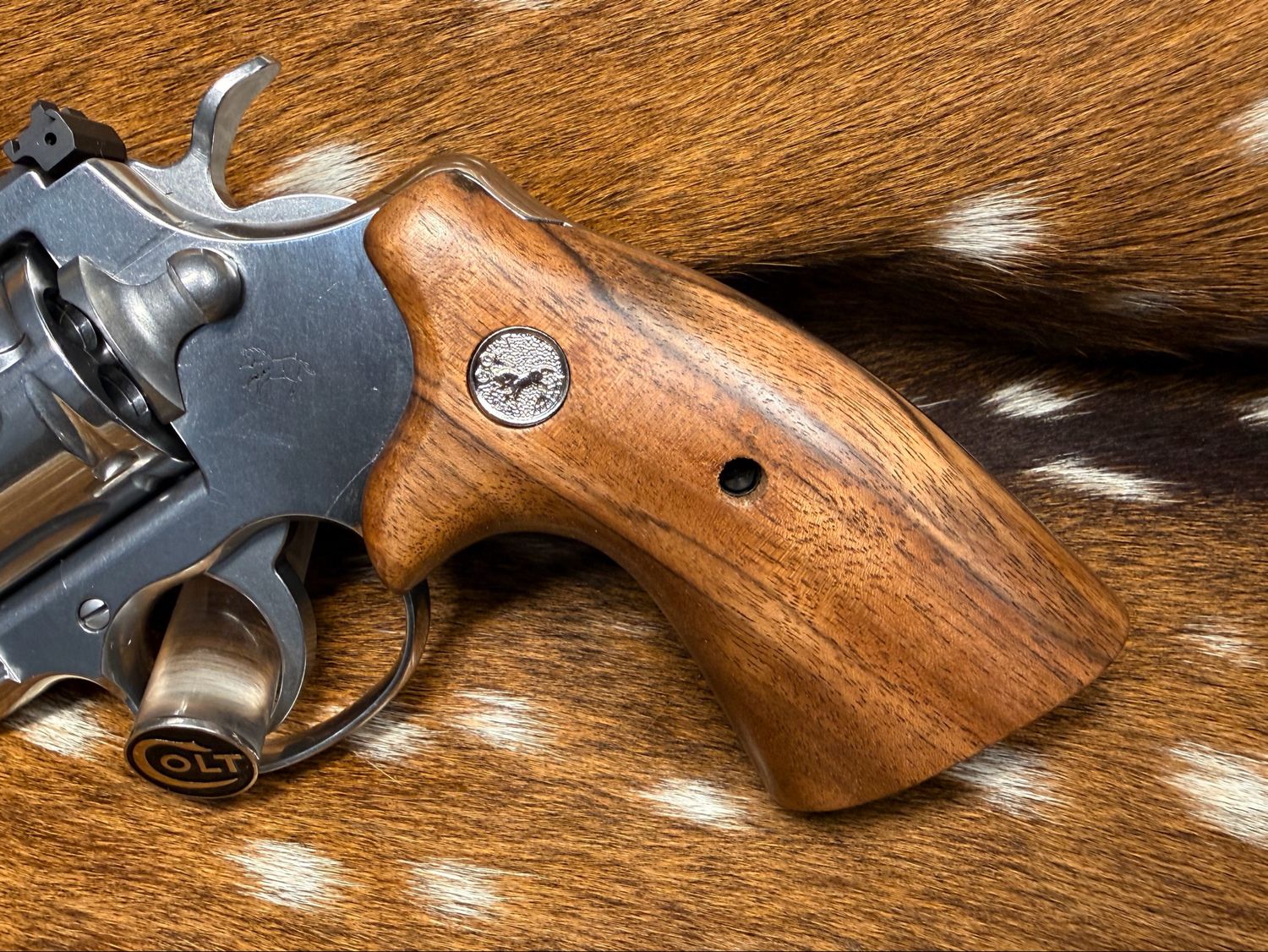 ​TGW Colt Python Bear Hug Grips - High-Grade Hand-Select Walnut Grips with Medallions