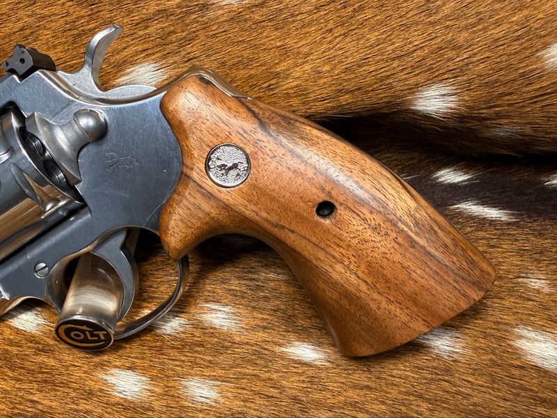 TGW Colt Python Bear Hug Grips - High-Grade Hand-Select Walnut Grips with Medallions TGW Colt Python Bear Hug Grips - High-Grade Hand-Select Walnut Grips with Medallions