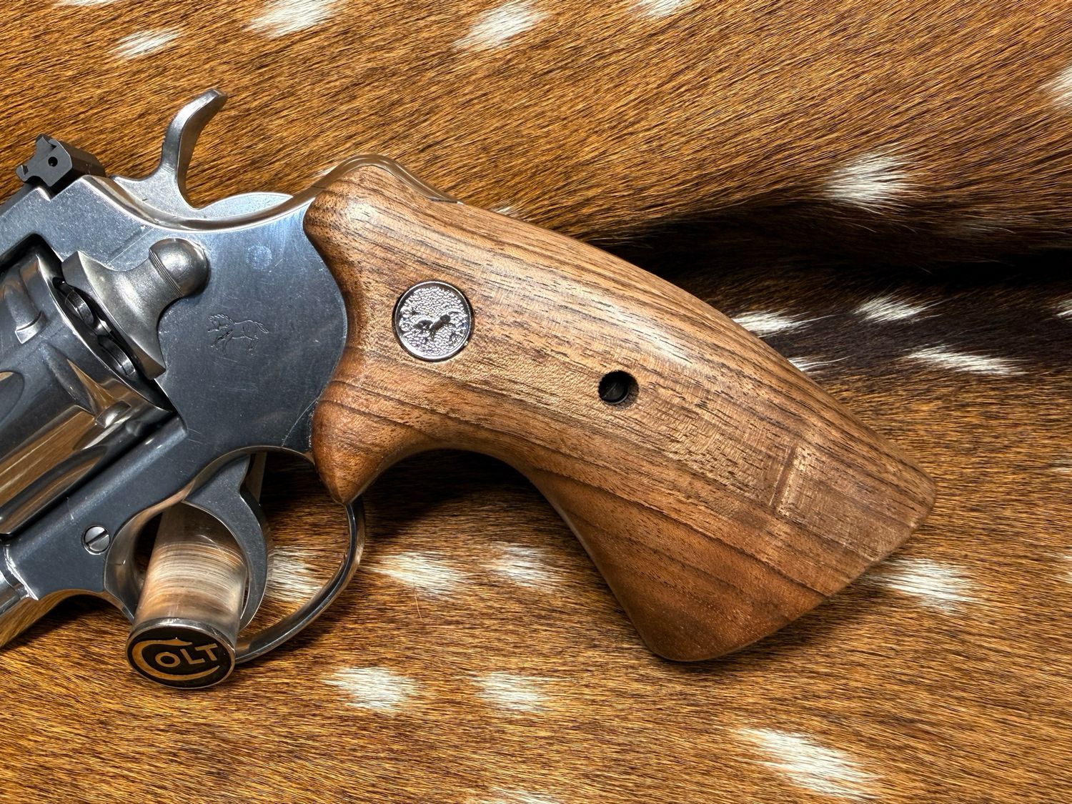 ​TGW Colt Python Bear Hug Grips - High-Grade Hand-Select Walnut Grips with Medallions