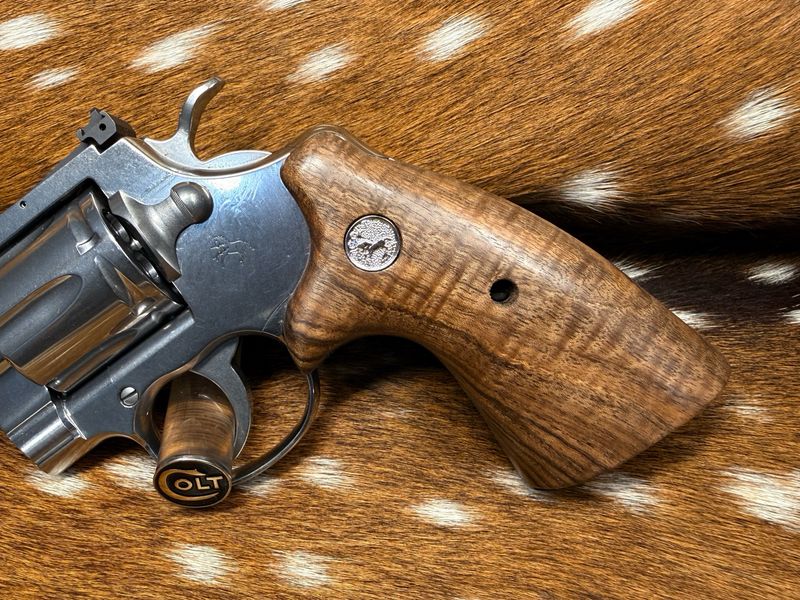 TGW Colt Python Bear Hug Grips - High-Grade Hand-Select Walnut Grips with Medallions TGW Colt Python Bear Hug Grips - High-Grade Hand-Select Walnut Grips with Medallions