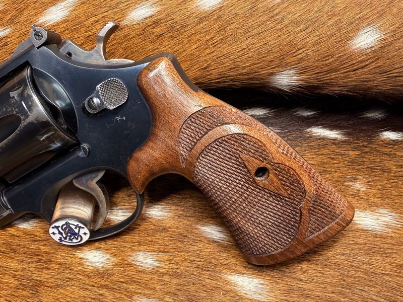 TGW Hand Checkered Bear Hug Ropers (N Frame - Round Butt) TGW Hand Checkered Bear Hug Ropers (N Frame - Round Butt)