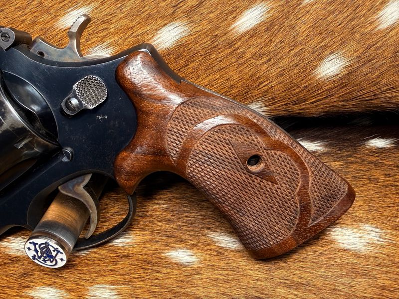 TGW Hand Checkered Bear Hug Ropers (N Frame - Round Butt) TGW Hand Checkered Bear Hug Ropers (N Frame - Round Butt)
