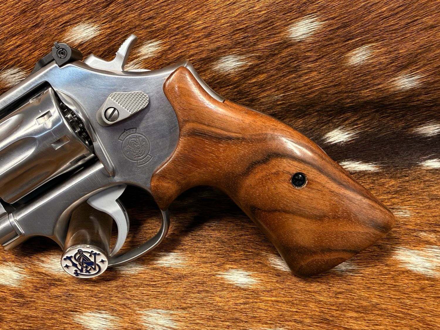 Smith & Wesson High-Grade Hand-Select Walnut S&W Bear Hug Grips (K/L ROUND FRAME) Smith & Wesson High-Grade Hand-Select Walnut S&W Bear Hug Grips (K/L ROUND FRAME)