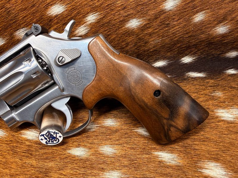 Smith & Wesson High-Grade Hand-Select Walnut S&W Bear Hug Grips (K/L ROUND FRAME) Smith & Wesson High-Grade Hand-Select Walnut S&W Bear Hug Grips (K/L ROUND FRAME)