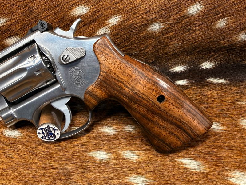 Smith & Wesson High-Grade Hand-Select Walnut S&W Bear Hug Grips (K/L ROUND FRAME) Smith & Wesson High-Grade Hand-Select Walnut S&W Bear Hug Grips (K/L ROUND FRAME)