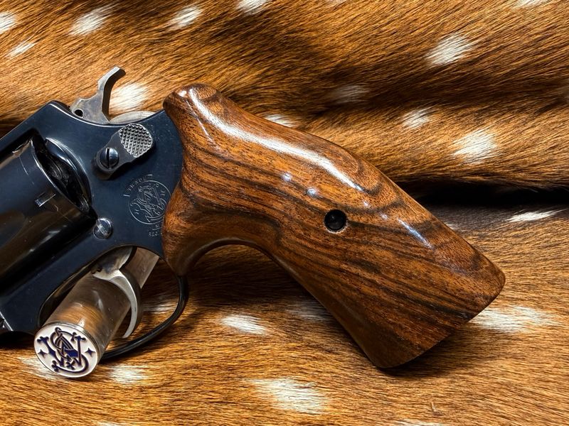 Smith & Wesson High Grade Hand Select Walnut Grips (J Frame Cub Hug) Smith & Wesson High Grade Hand Select Walnut Grips (J Frame Cub Hug)