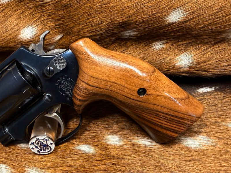 Smith & Wesson High Grade Hand Select Walnut Grips (J Frame Cub Hug) Smith & Wesson High Grade Hand Select Walnut Grips (J Frame Cub Hug)