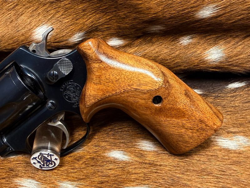 Smith & Wesson High Grade Hand Select Walnut Grips (J Frame Cub Hug) Smith & Wesson High Grade Hand Select Walnut Grips (J Frame Cub Hug)