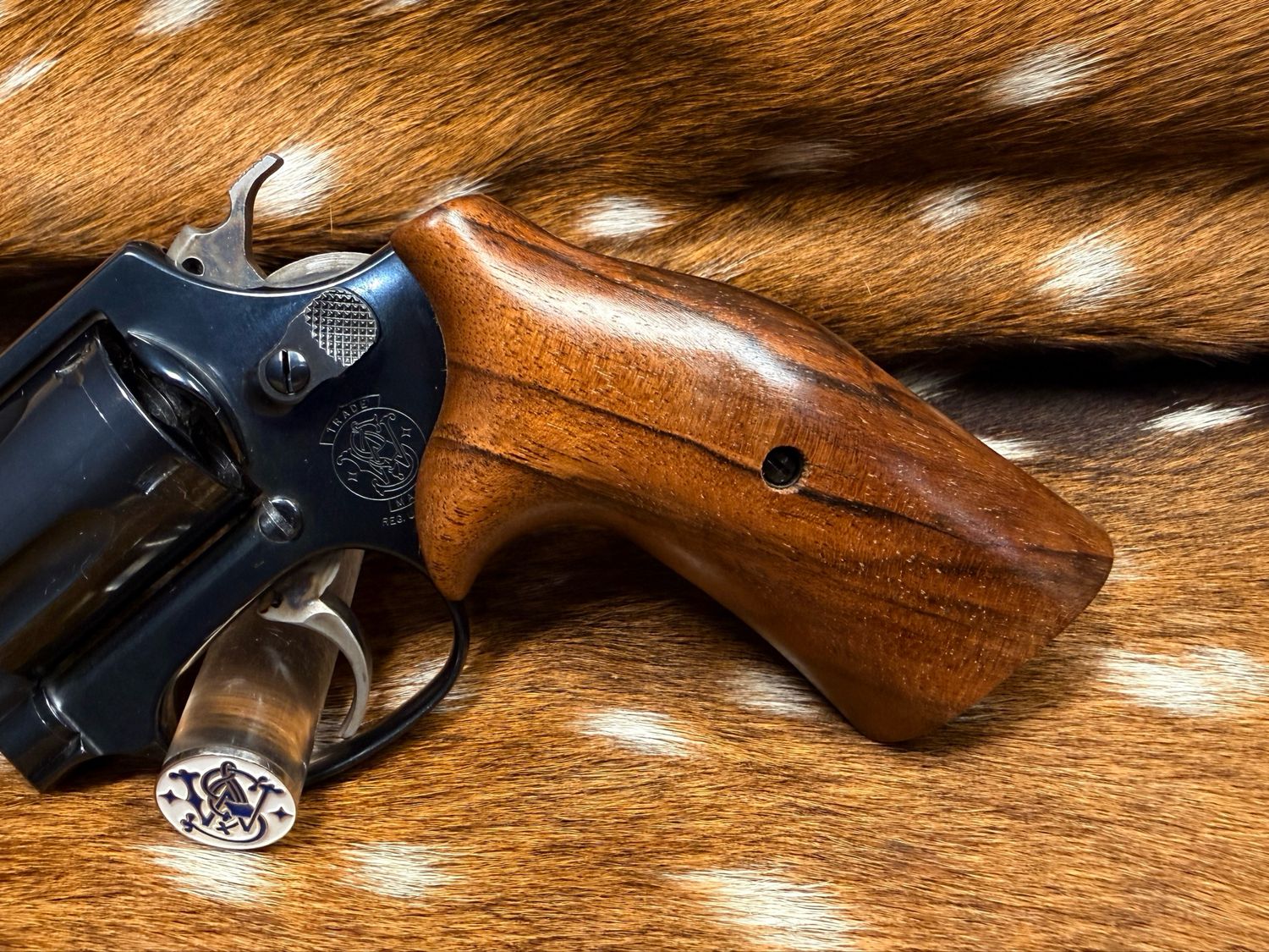 Smith & Wesson High Grade Hand Select Walnut Grips (J Frame Cub Hug) Smith & Wesson High Grade Hand Select Walnut Grips (J Frame Cub Hug)