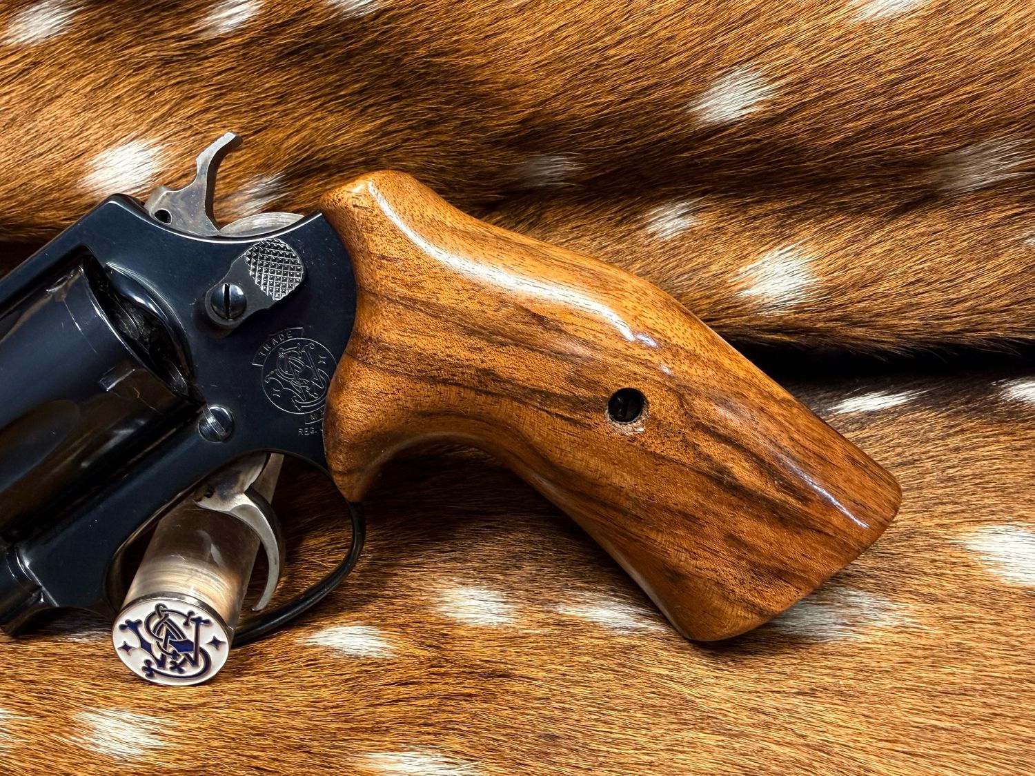 Smith & Wesson High Grade Hand Select Walnut Grips (J Frame Cub Hug) Smith & Wesson High Grade Hand Select Walnut Grips (J Frame Cub Hug)