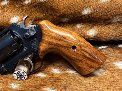 Smith & Wesson High Grade Hand Select Walnut Grips (J Frame Cub Hug) Smith & Wesson High Grade Hand Select Walnut Grips (J Frame Cub Hug)