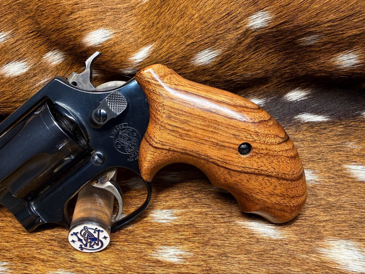 Smith & Wesson High Grade Hand Select Walnut Grips (J Frame Boot Grip Extended Finger Groove)
