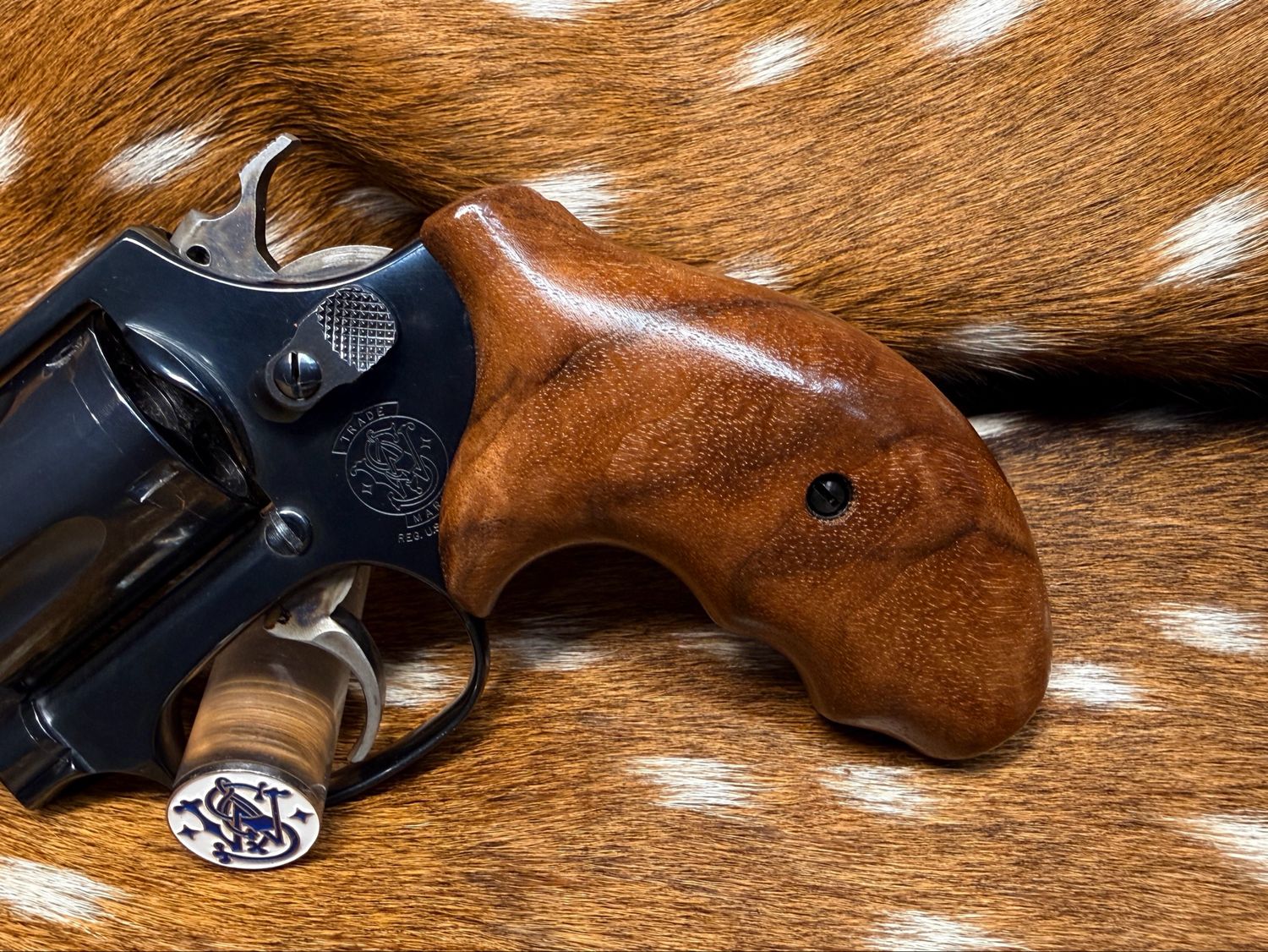 Smith & Wesson High Grade Walnut Grips (J Frame Boot Grip Extended Finger Groove)