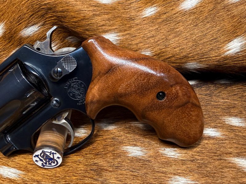 Smith & Wesson High Grade Walnut Grips (J Frame Boot Grip Extended Finger Groove) Smith & Wesson High Grade Walnut Grips (J Frame Boot Grip Extended Finger Groove)