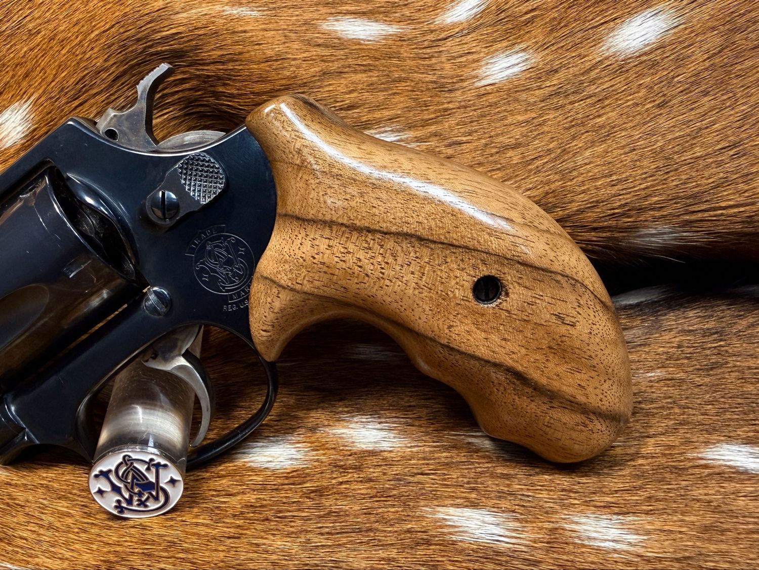 Smith & Wesson High Grade Walnut Grips (J Frame Boot Grip Extended Finger Groove)