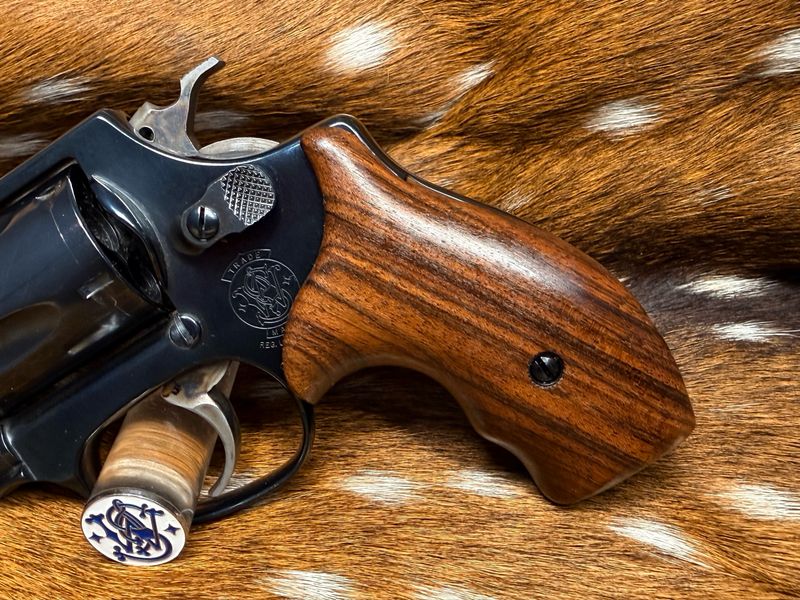Smith & Wesson High Grade Hand Select Walnut Grips (J Frame Boot Grip Finger Groove) Smith & Wesson High Grade Hand Select Walnut Grips (J Frame Boot Grip Finger Groove)