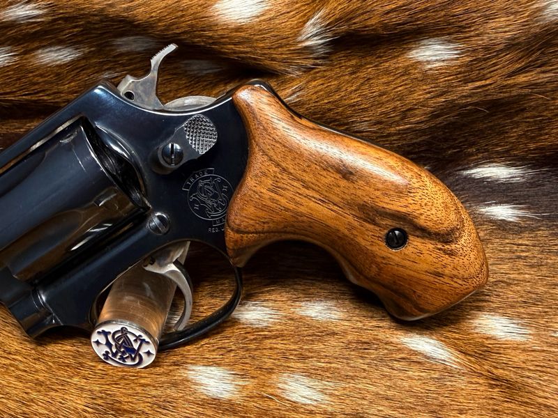 Smith & Wesson High Grade Hand Select Walnut Grips (J Frame Boot Grip Finger Groove) Smith & Wesson High Grade Hand Select Walnut Grips (J Frame Boot Grip Finger Groove)