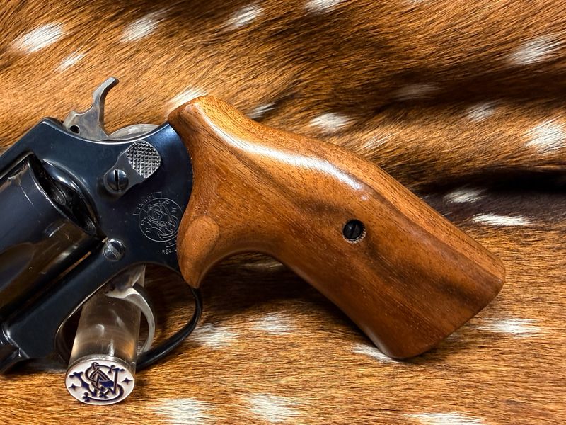 Smith & Wesson High Grade Walnut Grips (J Frame Cub Hug) Smith & Wesson High Grade Walnut Grips (J Frame Cub Hug)