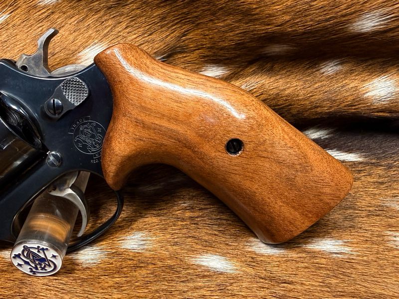 Smith & Wesson High Grade Walnut Grips (J Frame Cub Hug) Smith & Wesson High Grade Walnut Grips (J Frame Cub Hug)
