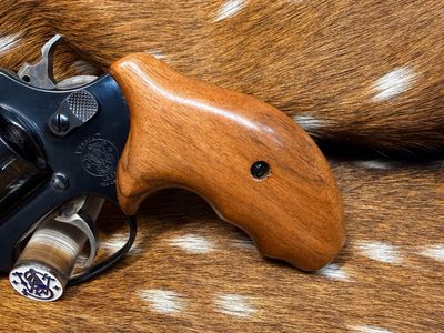Smith & Wesson High Grade Walnut Grips (J Frame Boot Grip Extended Finger Groove) Smith & Wesson High Grade Walnut Grips (J Frame Boot Grip Extended Finger Groove)