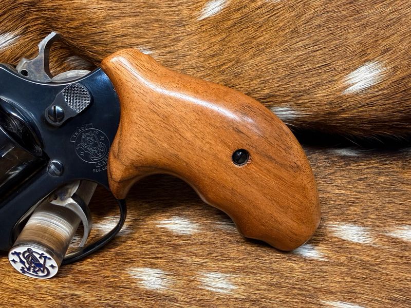 Smith & Wesson High Grade Walnut Grips (J Frame Boot Grip Extended Finger Groove) Smith & Wesson High Grade Walnut Grips (J Frame Boot Grip Extended Finger Groove)