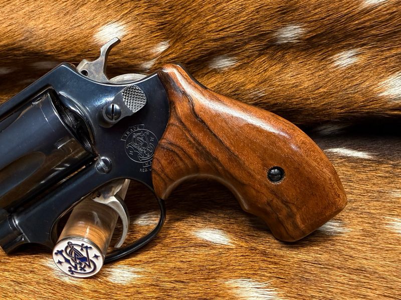 Smith & Wesson High Grade Hand Select Walnut Grips (J Frame Boot Grip Finger Groove) Smith & Wesson High Grade Hand Select Walnut Grips (J Frame Boot Grip Finger Groove)
