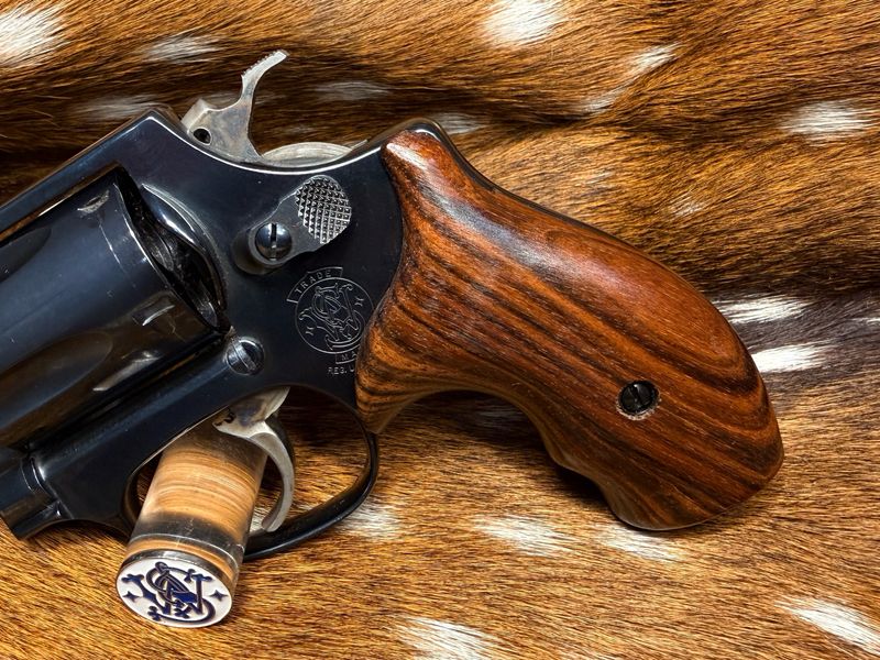 Smith & Wesson High Grade Hand Select Walnut Grips (J Frame Boot Grip Finger Groove) Smith & Wesson High Grade Hand Select Walnut Grips (J Frame Boot Grip Finger Groove)