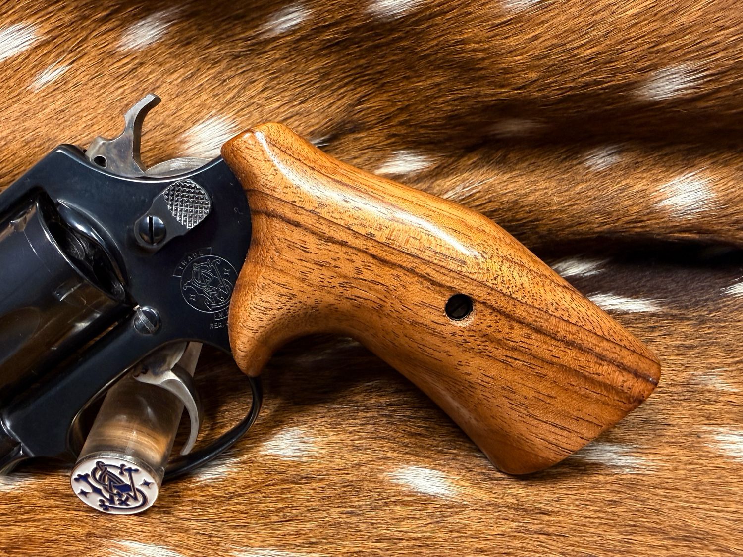 Smith & Wesson High Grade Walnut Grips (J Frame Cub Hug) Smith & Wesson High Grade Walnut Grips (J Frame Cub Hug)