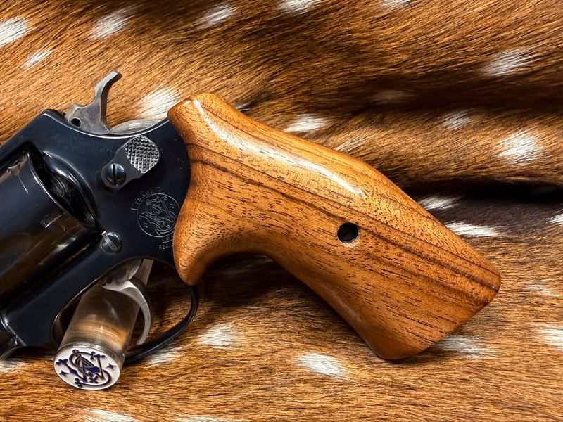 Smith & Wesson High Grade Walnut Grips (J Frame Cub Hug) Smith & Wesson High Grade Walnut Grips (J Frame Cub Hug)