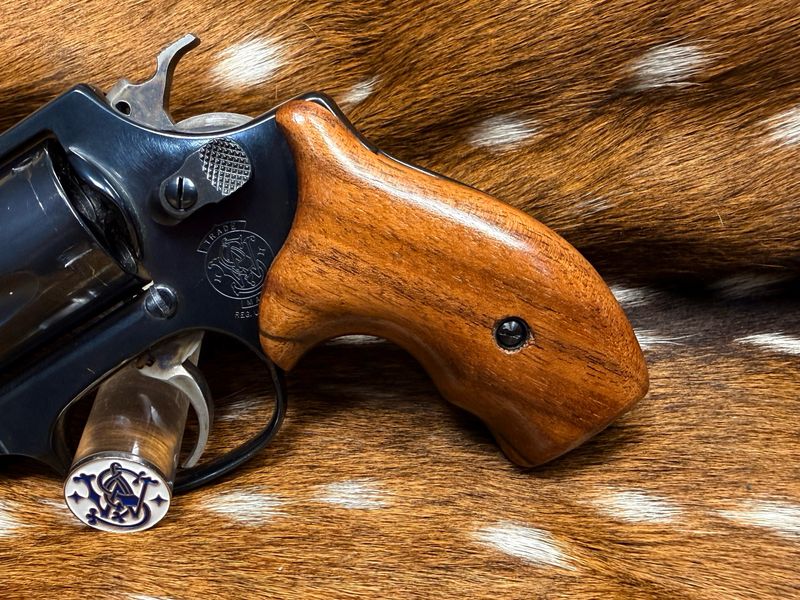 Smith & Wesson High Grade Hand Select Walnut Grips (J Frame Boot Grip Finger Groove) Smith & Wesson High Grade Hand Select Walnut Grips (J Frame Boot Grip Finger Groove)