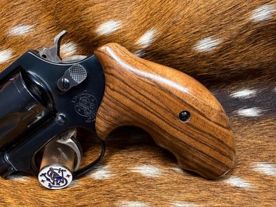Smith & Wesson High Grade Hand Select Walnut Grips (J Frame Boot Grip Extended Finger Groove) Smith & Wesson High Grade Hand Select Walnut Grips (J Frame Boot Grip Extended Finger Groove)