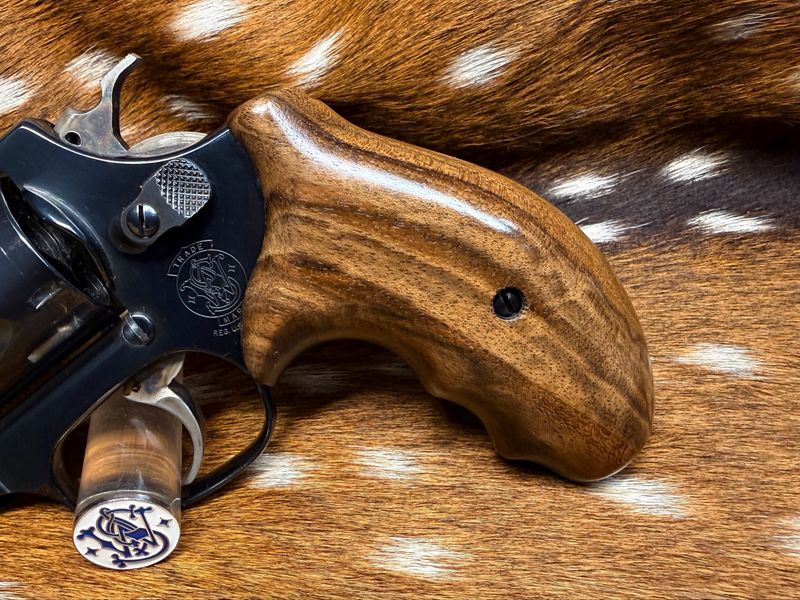 Smith & Wesson High Grade Hand Select Walnut Grips (J Frame Boot Grip Extended Finger Groove) Smith & Wesson High Grade Hand Select Walnut Grips (J Frame Boot Grip Extended Finger Groove)