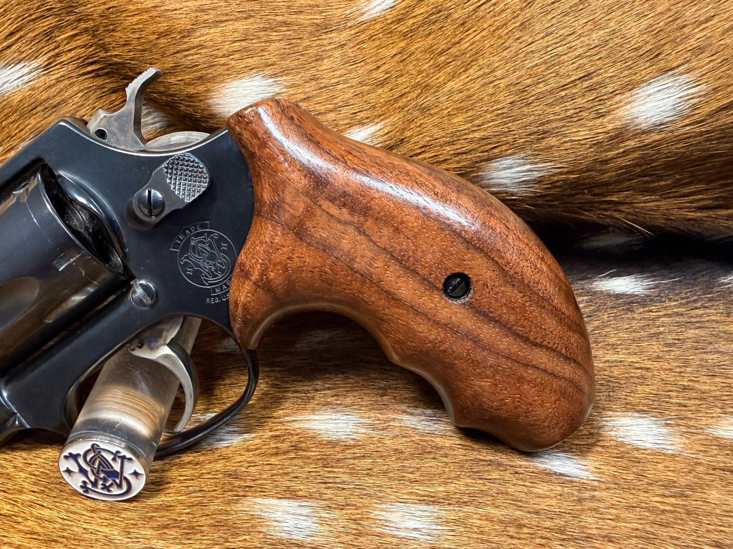 Smith & Wesson High Grade Hand Select Walnut Grips (J Frame Boot Grip Extended Finger Groove)