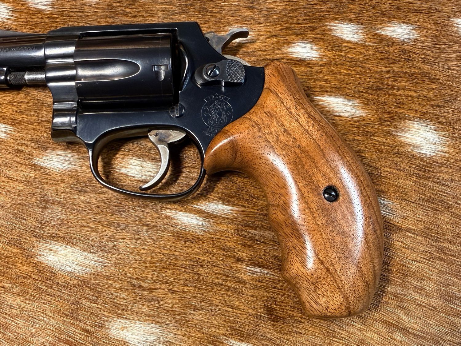 Smith & Wesson High Grade Walnut Grips (J Frame Boot Grip Extended Finger Groove)
