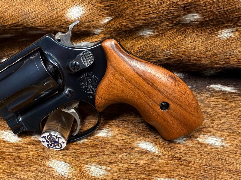 Smith & Wesson High Grade Walnut Grips (J Frame Boot Grip Finger Groove) Smith & Wesson High Grade Walnut Grips (J Frame Boot Grip Finger Groove)
