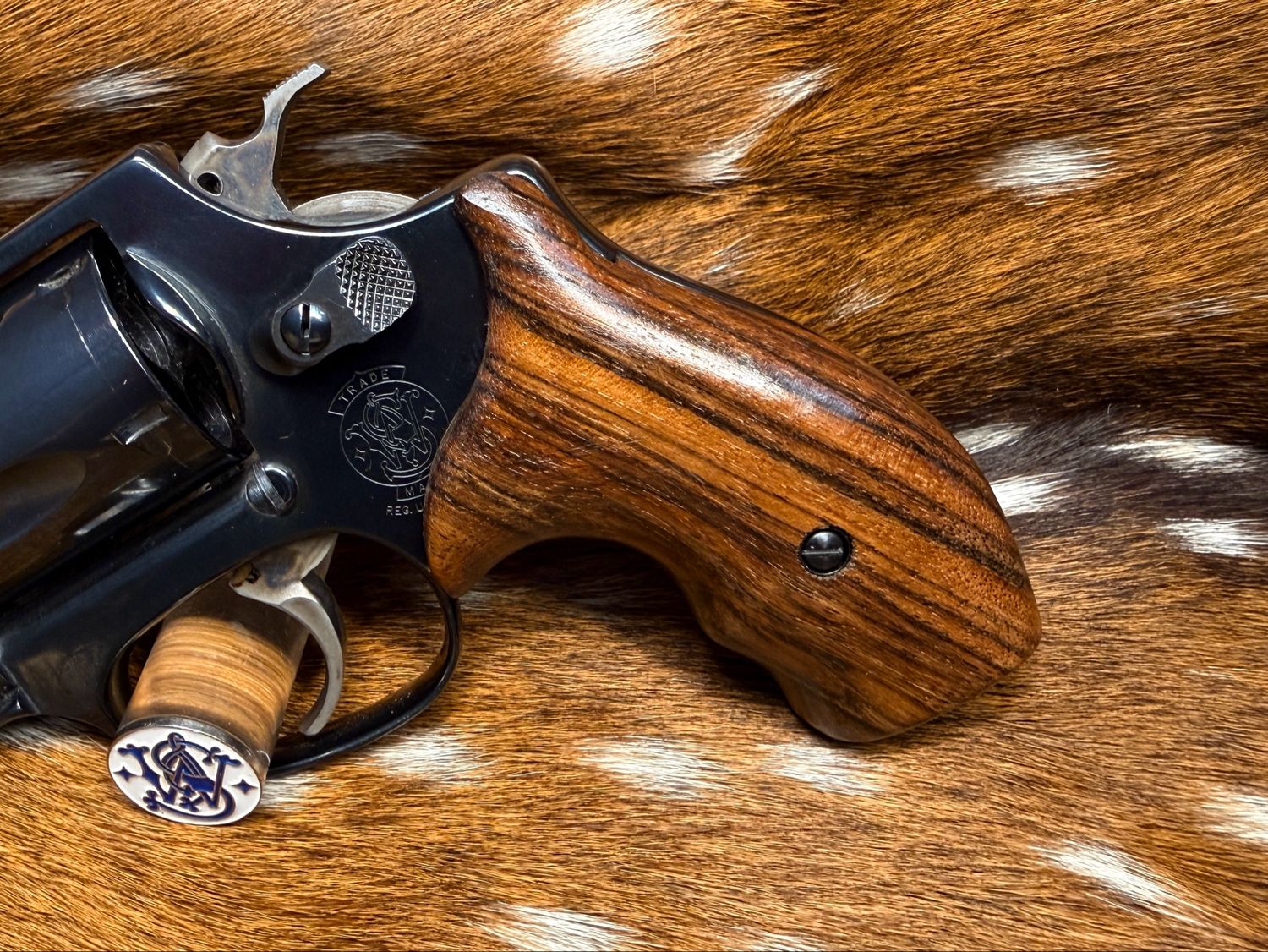 Smith & Wesson High Grade Hand Select Walnut Grips (J Frame Boot Grip Finger Groove) Smith & Wesson High Grade Hand Select Walnut Grips (J Frame Boot Grip Finger Groove)