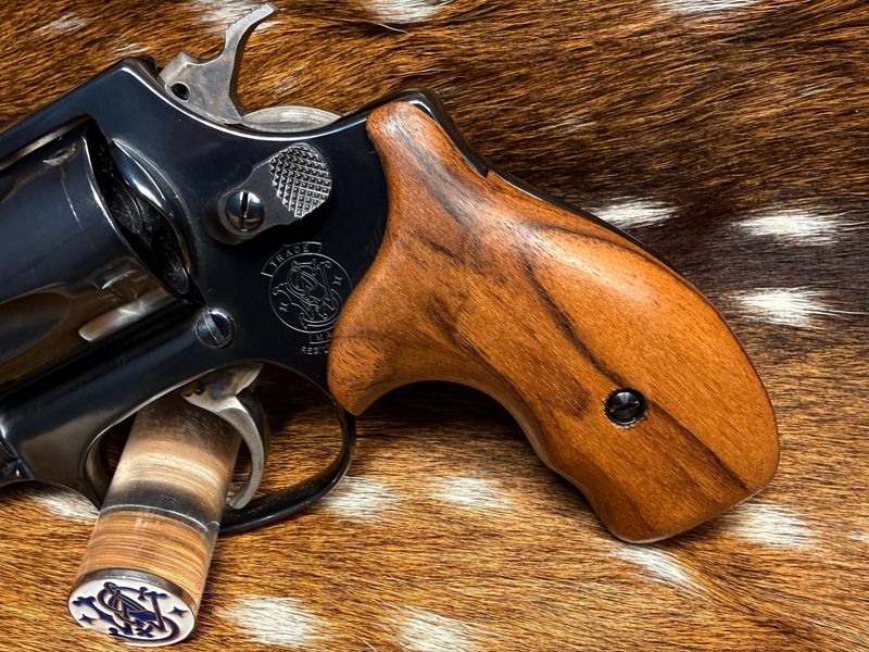 Smith & Wesson High Grade Hand Select Walnut Grips (J Frame Boot Grip Finger Groove) Smith & Wesson High Grade Hand Select Walnut Grips (J Frame Boot Grip Finger Groove)