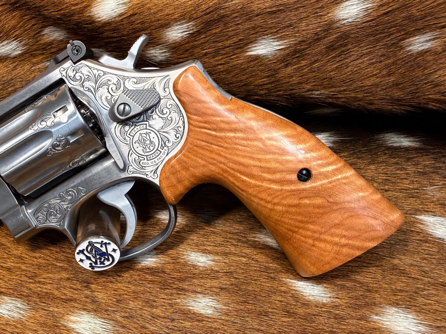 Smith & Wesson High-Grade Hand-Select Maple S&W Bear Hug Grips (K/L ROUND FRAME) Smith & Wesson High-Grade Hand-Select Maple S&W Bear Hug Grips (K/L ROUND FRAME)