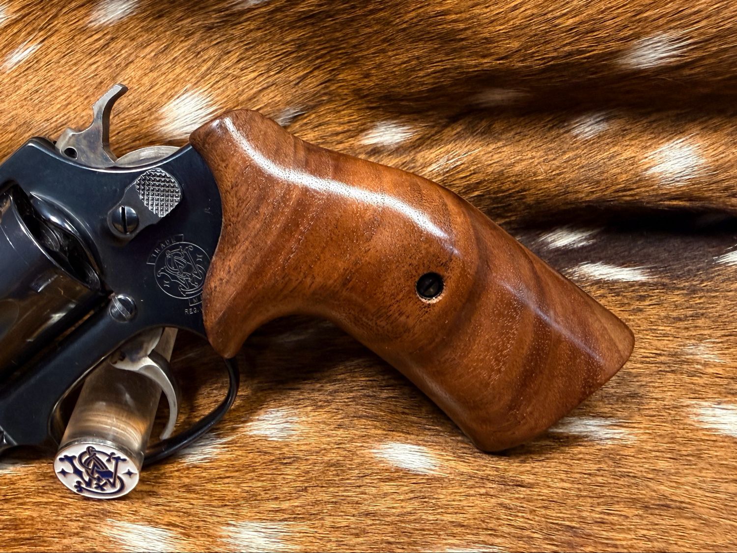 Smith & Wesson High Grade Hand Select Walnut Grips (J Frame Cub Hug)