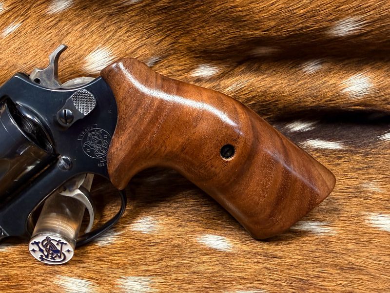 Smith & Wesson High Grade Hand Select Walnut Grips (J Frame Cub Hug) Smith & Wesson High Grade Hand Select Walnut Grips (J Frame Cub Hug)