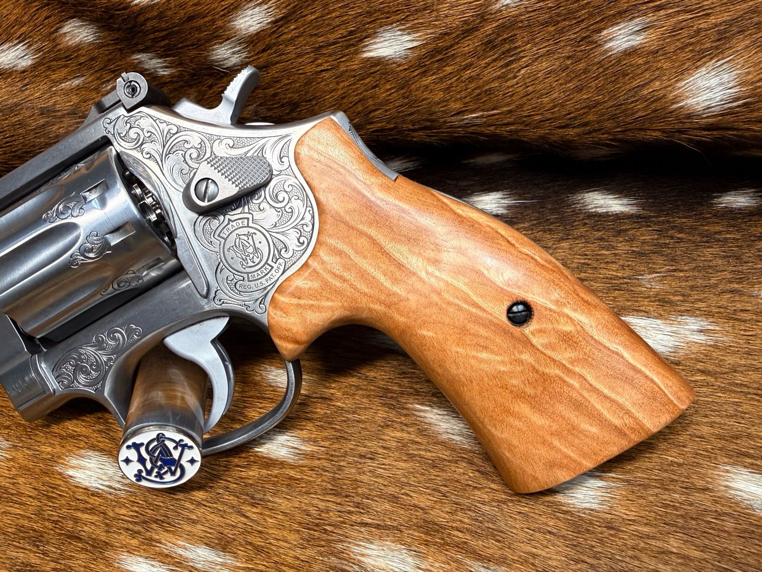 Smith & Wesson High-Grade Hand-Select Maple S&W Bear Hug Grips (K/L ROUND FRAME) Smith & Wesson High-Grade Hand-Select Maple S&W Bear Hug Grips (K/L ROUND FRAME)